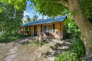 Log cabin charm, with a surprisingly spacious interior! Zen Zion Blue Jay comfortably fits 10-12 guests. Come on in and explore!