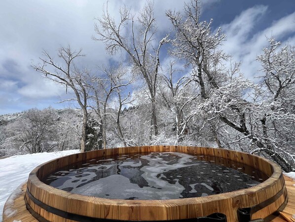 Winter wonderland + hot tub = bliss! Book your Zen Zion Utah getaway and experience the ultimate cozy retreat near Zion, Bryce and more.
