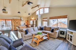 National park adventures by day, cozy comfort by night! Zen Zion Blue Jay's living room welcomes you with a sectional couch, TV, and a gas fireplace.
