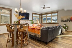 StayWinterPark 448 Cramner dining and living area