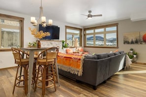 StayWinterPark 448 Cramner dining and living area