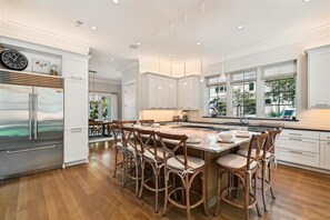 Stunning Chefs Kitchen! Oversized Island - Seating for Eight