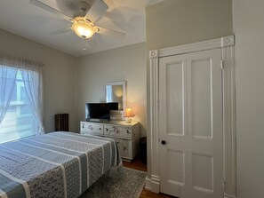 Queen bedroom with ROKU TV