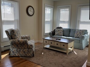 Comfy sun filled Living room with SmartTV
