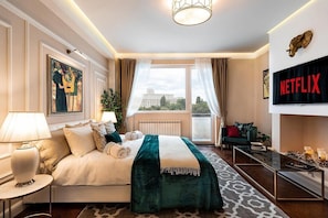 The biggest bonus of the main bedroom is the wonderful view of the House of Parliament!