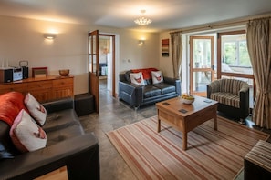 x2 Double leather sofas, armchair, coffee table and rug