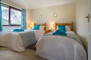 2 single beds with bedside cabinets and lamps