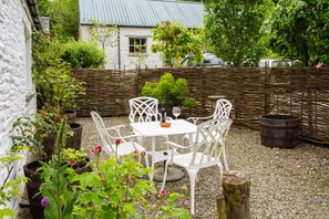 Gravelled garden area with table and four chairs