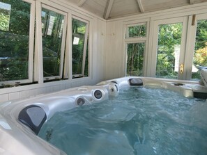 The water bubbling in the hot tub