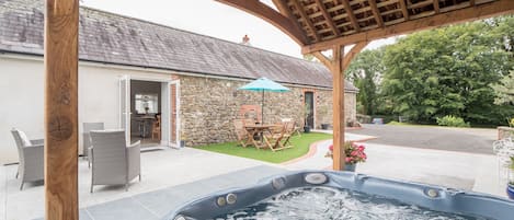 Jacuzzi under cover in the garden at White Fields Cottage