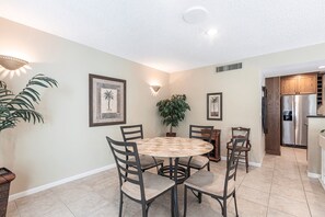 04 Dining Area