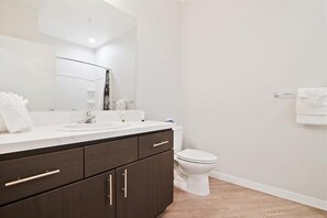 San Diego 1 Bedroom Bathroom