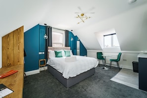 Studio 7 Bed, table and chairs