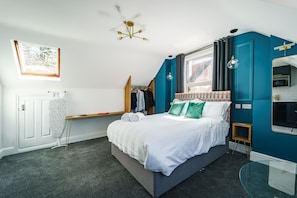 Studio 7 Bed and wardrobe
