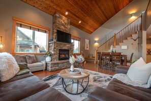 Open living room, plenty of room to sit 9 guests with cozy gas fireplace