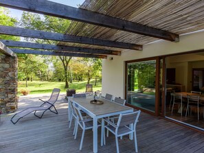 Tabelle, Möbel, Eigentum, Pflanze, Schatten, Holz, Stuhl, Interior Design, Baum, Strahl