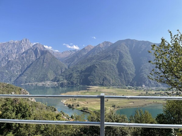 Wasser, Pflanze, Himmel, Gebäude, Schwimmbad, Baum, Azurblau, Fenster, Grundeigentum, Freizeit