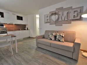 Property, Couch, Comfort, Interior Design, Wood, Living Room, Wall, Beige, Rectangle