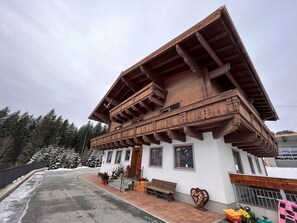 Himmel, Eigentum, Gebäude, Pflanze, Wolke, Holz, Fenster, Baum, Haus