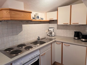 Cabinetry, Eigentum, Countertop, Gasherd, Spüle, Herd, Cooktop, Küchengerät, Haushaltsgerät, Küche