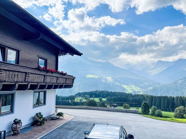 Wolke, Himmel, Berg, Pflanze, Fenster, Blau, Gebäude, Hochland, Haus