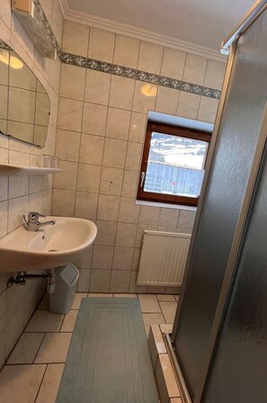 Sinken, Zapfhahn, Armatur, Bad Sink, Badezimmer, Holz, Spiegel, Interior Design, Fussboden