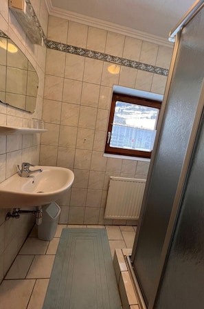 Sinken, Zapfhahn, Armatur, Bad Sink, Badezimmer, Holz, Spiegel, Interior Design, Fussboden