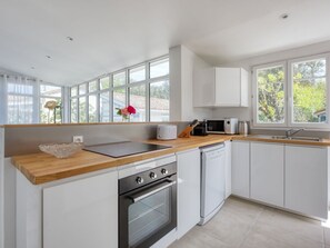 Cabinetry, Countertop, Gebäude, Spüle, Eigentum, Zapfhahn, Sinken, Fenster, Weiss, Küche