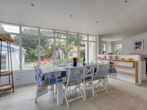 Table, Furniture, Chair, Interior Design, Plant, Window, Floor, Flooring, Building, Living Room