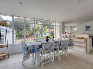 Tabelle, Möbel, Stuhl, Interior Design, Pflanze, Fenster, Fussboden, Flooring, Gebäude, Wohnzimmer