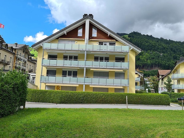 Himmel, Pflanze, Gebäude, Wolke, Fenster, Baum, Haus, Holz, Urban Design, Steigung