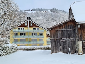 Himmel, Pflanze, Gebäude, Wolke, Fenster, Baum, Haus, Holz, Urban Design, Steigung