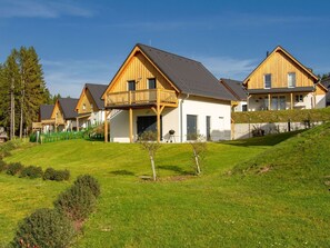 Himmel, Pflanze, Gebäude, Wolke, Baum, Natürliche Landschaft, Haus, Grundstueck, Gras, Fenster