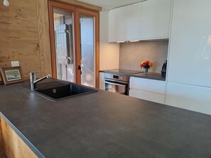 Cabinetry, Countertop, Spüle, Küche, Holz, Interior Design, Haushaltsgerät, Flooring, Fussboden, Küchengerät