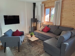 Möbel, Couch, Fenster, Komfort, Interior Design, Schatten, Wohnzimmer, Fussboden, Flooring, Studio Couch