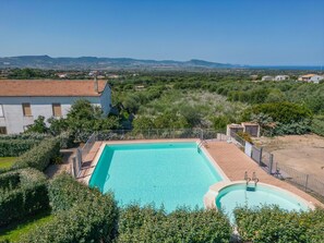 L'Eau, Ciel, Propriété, Plante, Bâtiment, Piscine, Bleu Azur, Architecture, Arbre, Herbe