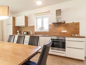 Cabinetry, Comptoir, Propriété, Meubles, Bâtiment, Table, Évier, Bois, Cuisinière, Cuisine