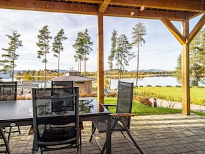 Pflanze, Himmel, Tabelle, Schatten, Holz, Interior Design, Gartenmöbel, Baum, Tür, Tisch Im Freien