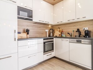 Cabinetry, Eigentum, Countertop, Herd, Produkt, Küchengerät, Küche, Holz, Gebäude, Interior Design
