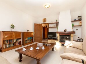 Tabelle, Möbel, Eigentum, Couch, Holz, Interior Design, Fussboden, Flooring, Regal, Wohnzimmer