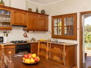 Cabinetry, Essen, Eigentum, Countertop, Holz, Interior Design, Küche, Herd, Geschirr, Fenster