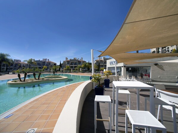 L'Eau, Ciel, Piscine, Ombre, Mobilier De Jardin, Design Urbain, Bâtiment, Loisir, Immobilier, Plante