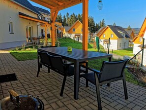Bâtiment, Table, Propriété, Meubles, Plante, Fenêtre, Bois, Chaise, Design Intérieur, Ciel