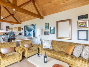 Tabelle, Eigentum, Couch, Möbel, Bilderrahmen, Holz, Wohnzimmer, Interior Design, Fussboden, Flooring