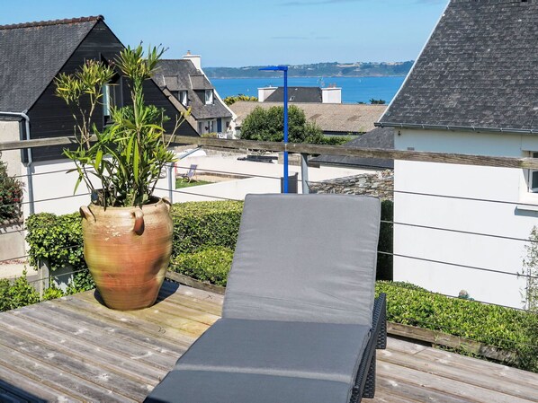 Plante, Propriété, Ciel, Table, Bâtiment, Pot De Fleur, Fenêtre, Bois, Mobilier De Jardin, Maison
