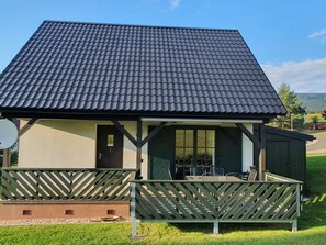 Ciel, Bâtiment, Fenêtre, Plante, Nuage, Maison, Bois, Chalet, Herbe, Siding