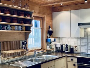 Evier, Cabinetry, Comptoir, Propriété, Évier, Robinet, Bois, Cuisine, Éclairage, Design Intérieur