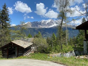 Wolke, Himmel, Pflanze, Berg, Eigentum, Ökoregion, Natürliche Landschaft, Baum, Hochland, Lärche