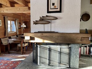 Propriété, Bois, Design Intérieur, Sol, Sol, Rayonnage, Table, Mur, Bâtiment, Salon