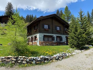 Wolke, Pflanze, Himmel, Gebäude, Fenster, Baum, Natürliche Landschaft, Haus, Lärche, Blume